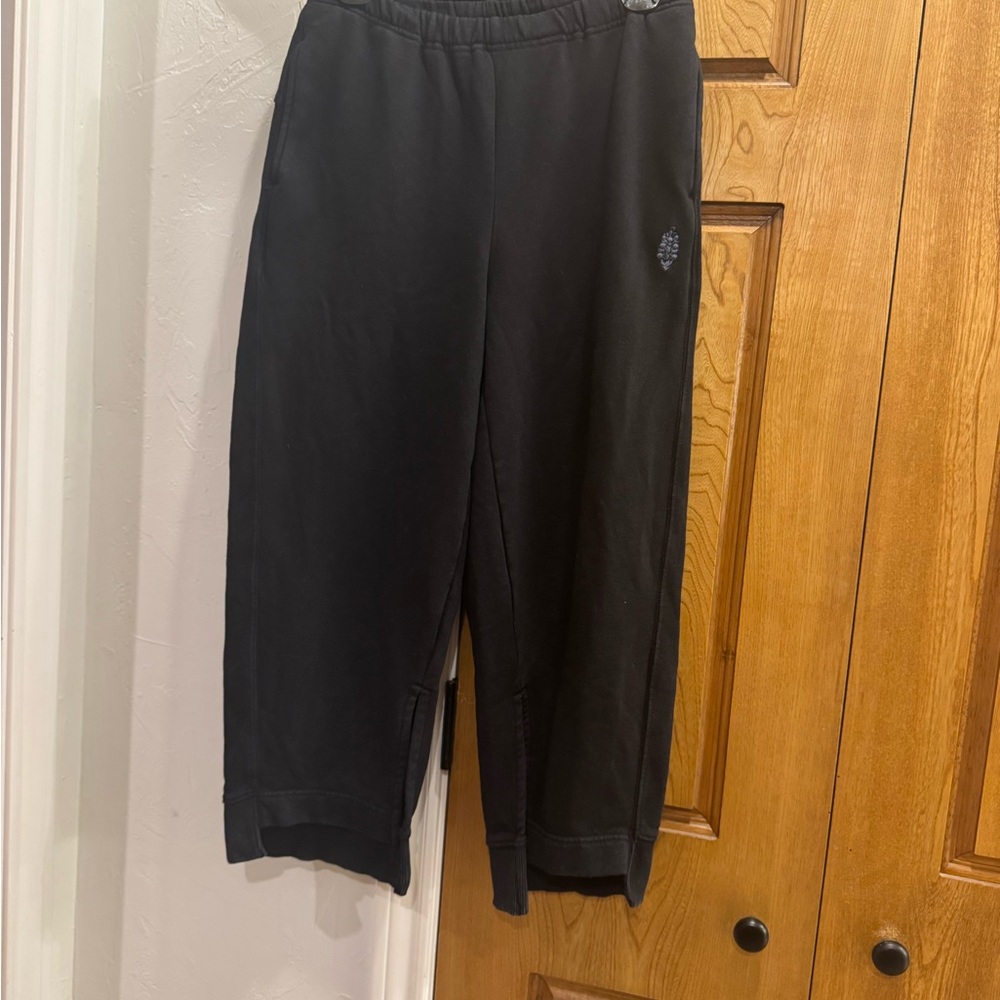 Free People Movement women’s cropped sweatpants. Size XS. EUC.